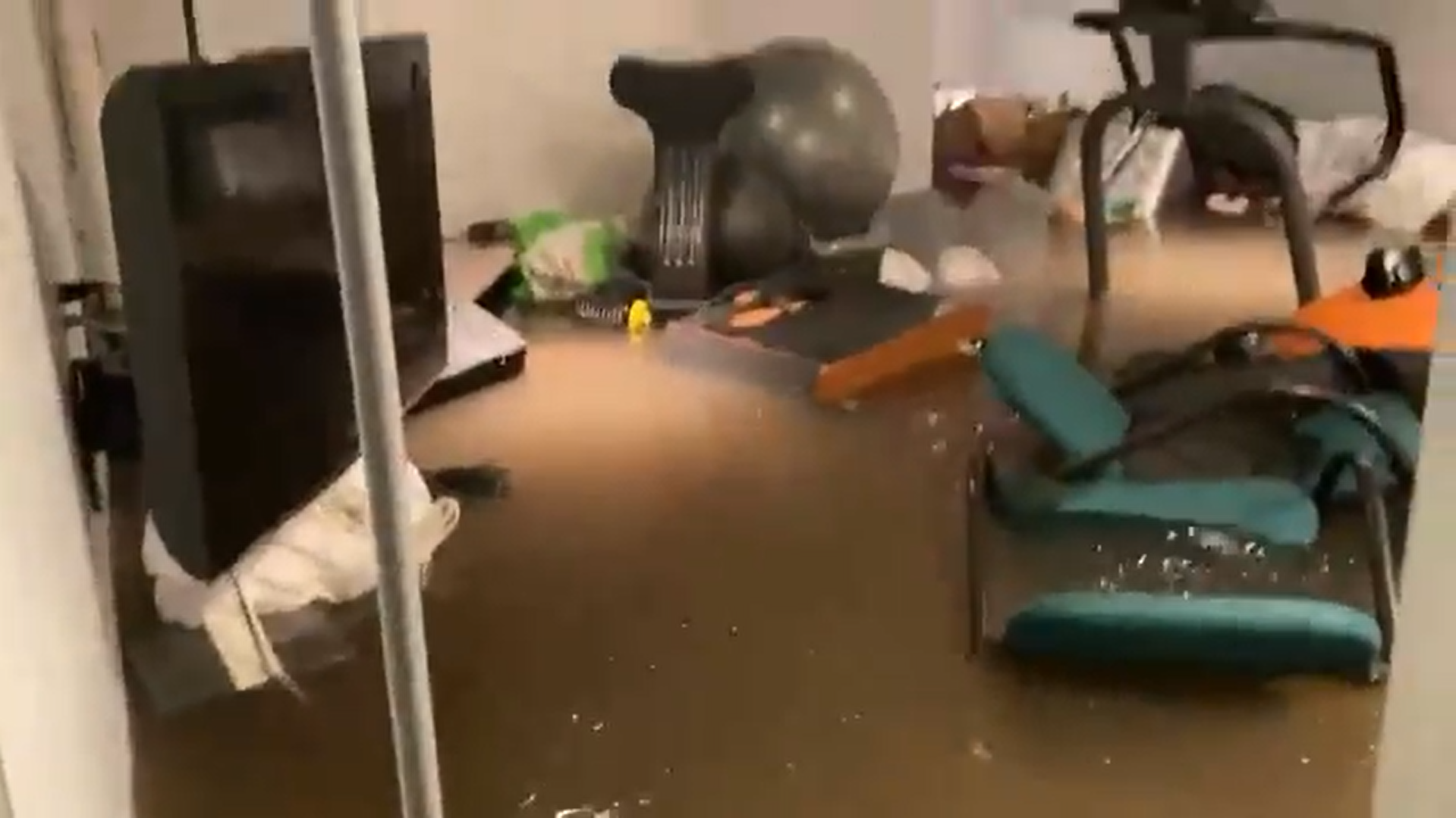 Вода ринула в житлові будинки.