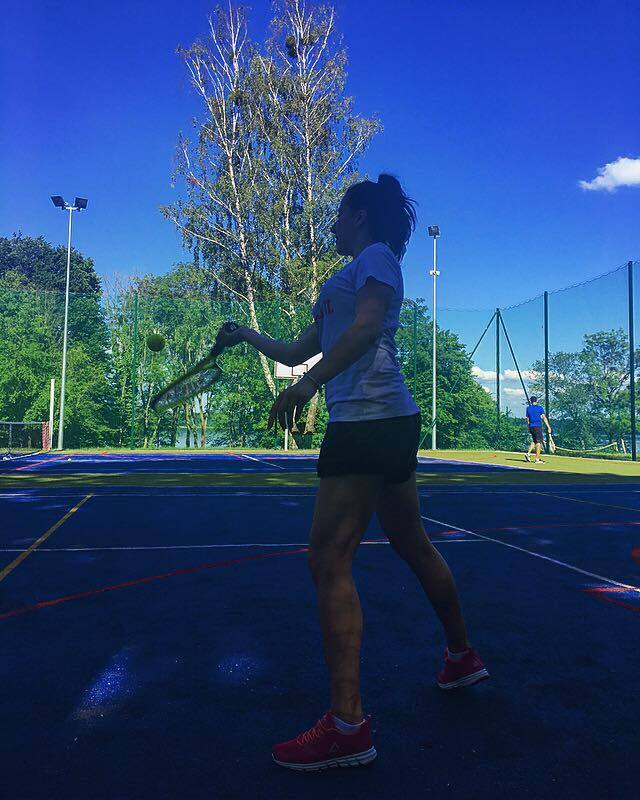 Татьяна с теннисной ракеткой