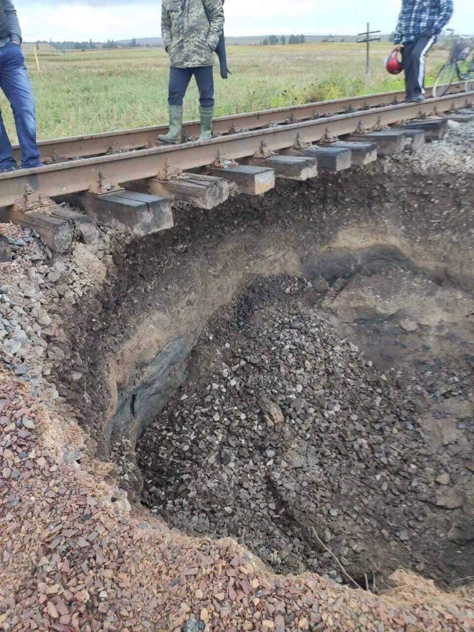 Провал под железной дорогой в Черновицкой области