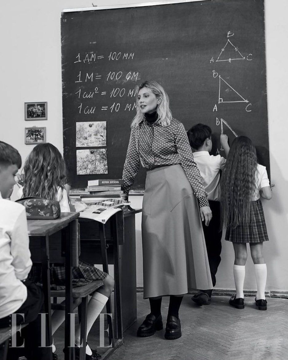 Елена Зеленская на уроке в школе.