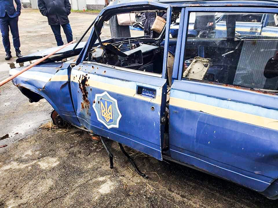 Прокурор показал автомобили и объяснил последствия взрыва.