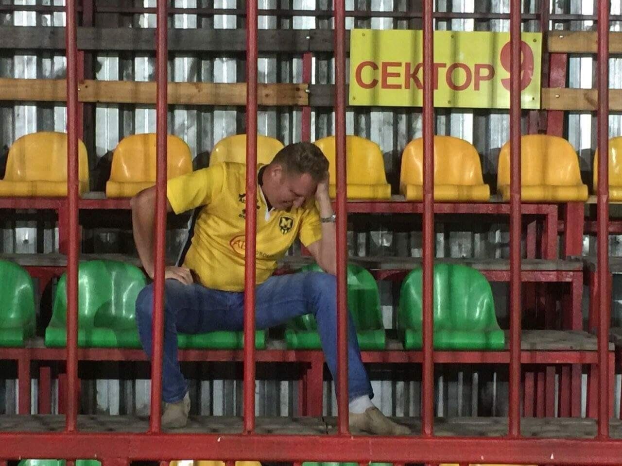 Вболівальник у клітці на стадіоні "Інгульця"