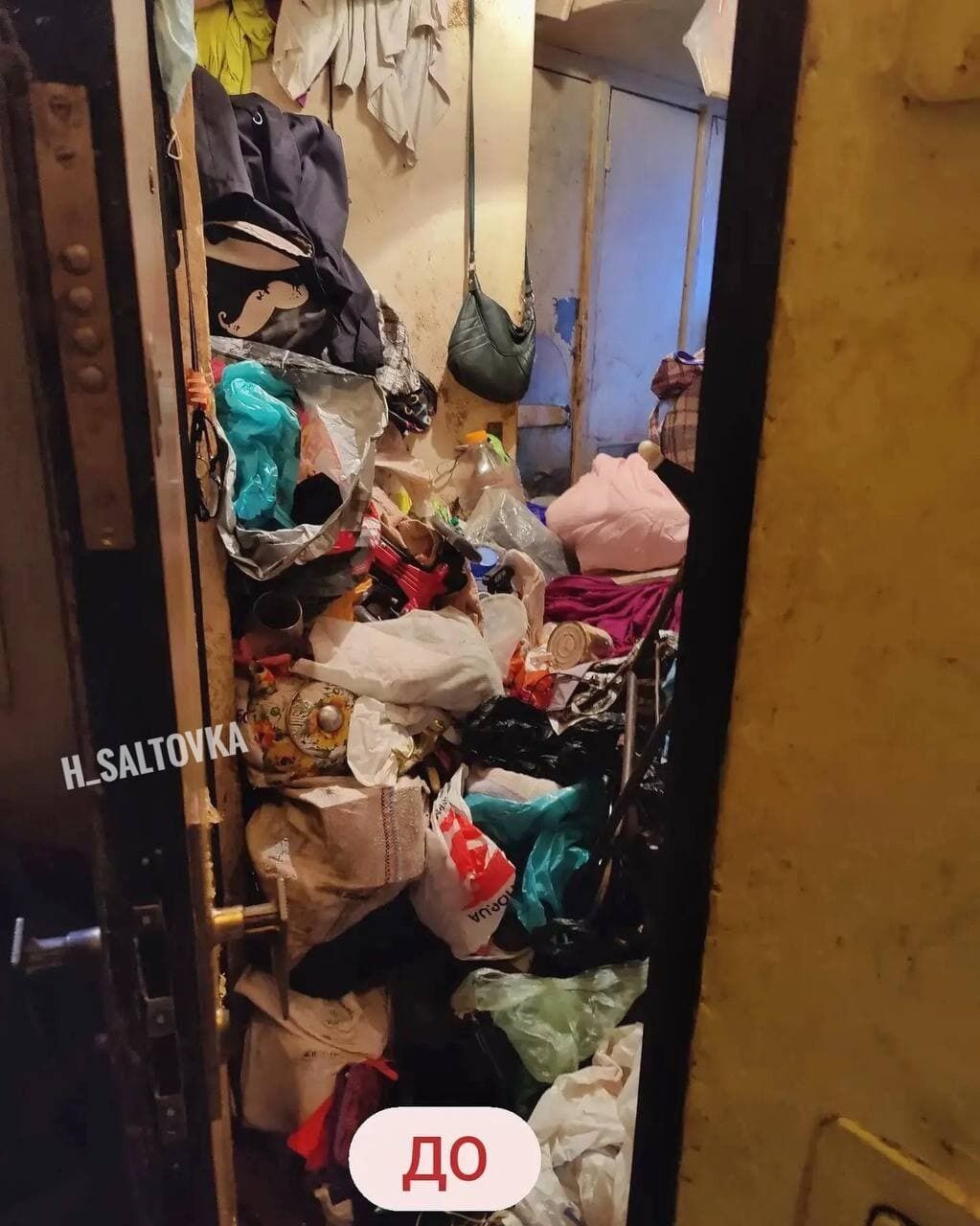 Женщина несла в квартиру мусор с улицы