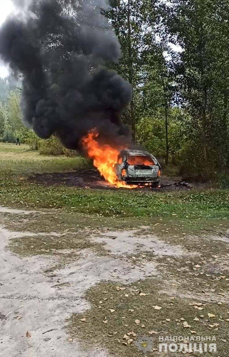 Біля Долини Троянд правоохоронці виявили залишки автомобіля, який згорів