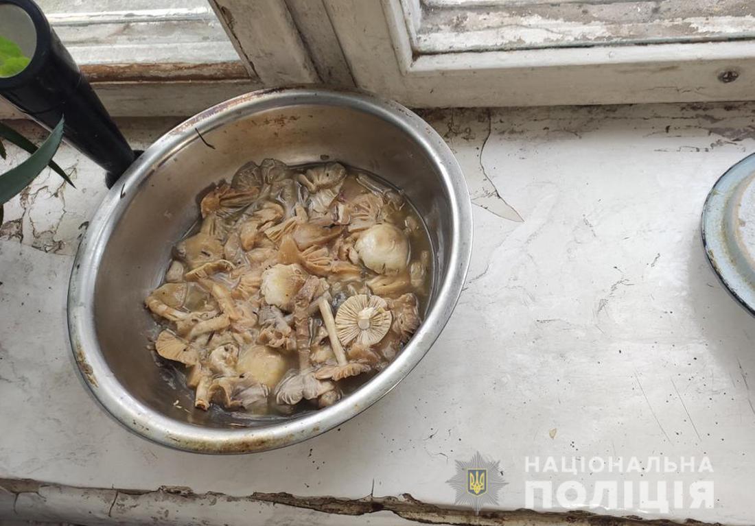 У квартирі померлих знайшли миску з грибами та саморобний алкоголь.