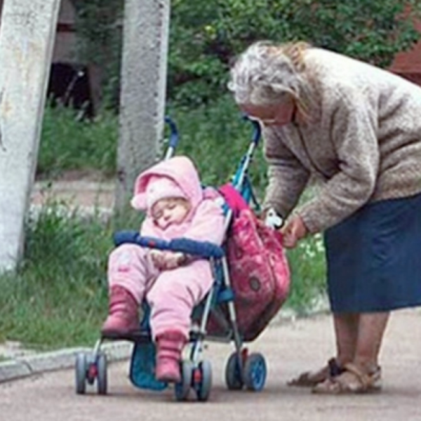 Украинка Валентина и ее дочь в коляске
