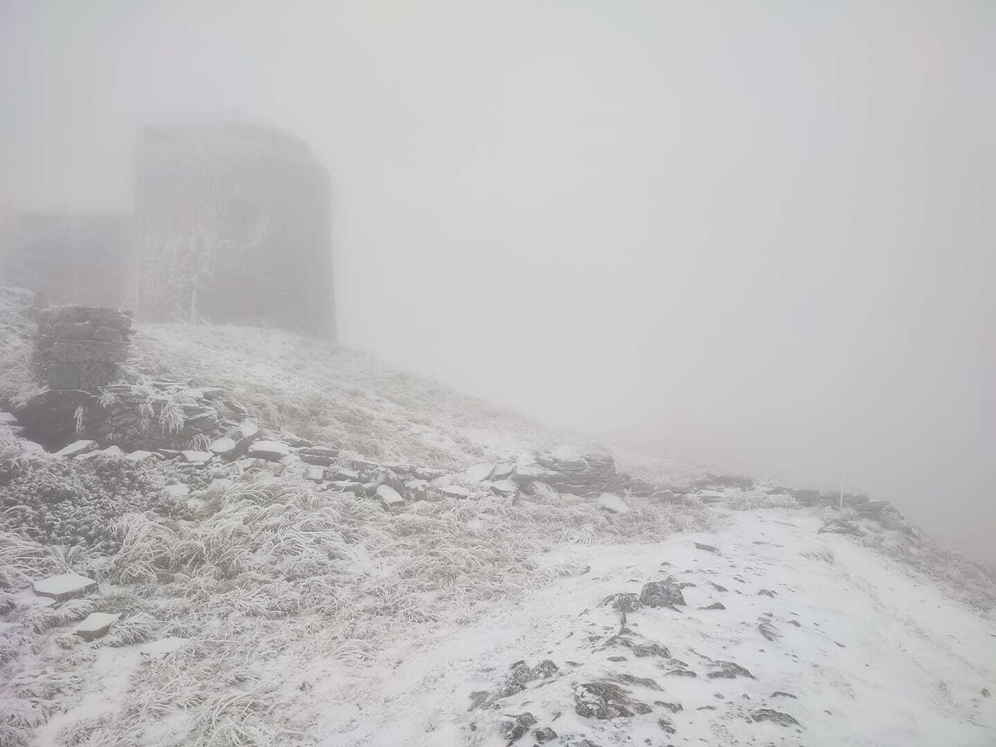 Гору Поп Иван Черногорский засыпало снегом.