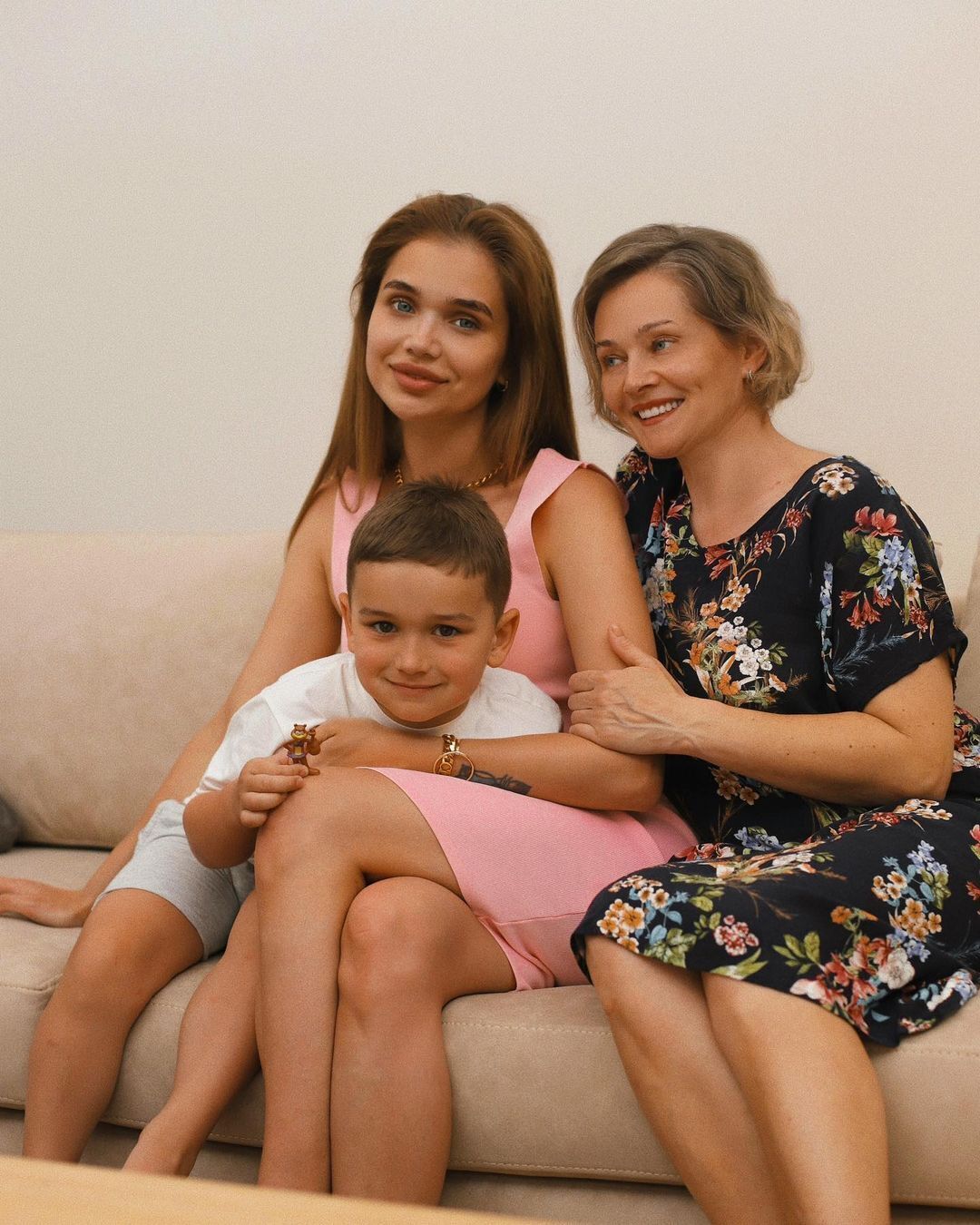 Александра Пустовит с мамой и сыном