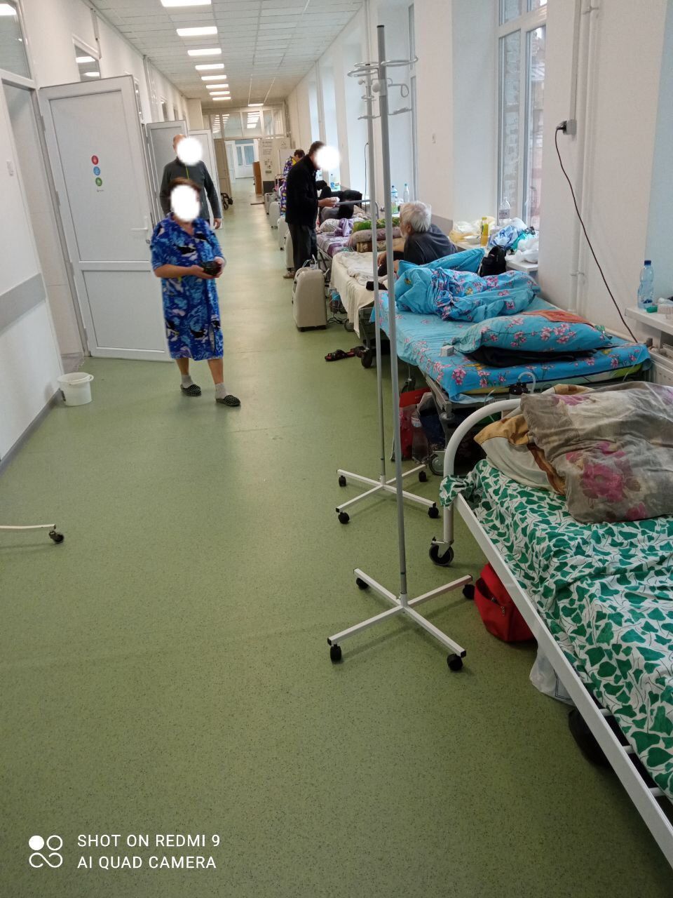 Пациенты вынуждены лежать в коридорах