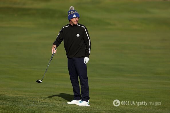Том Фелтон играет в гольф.
