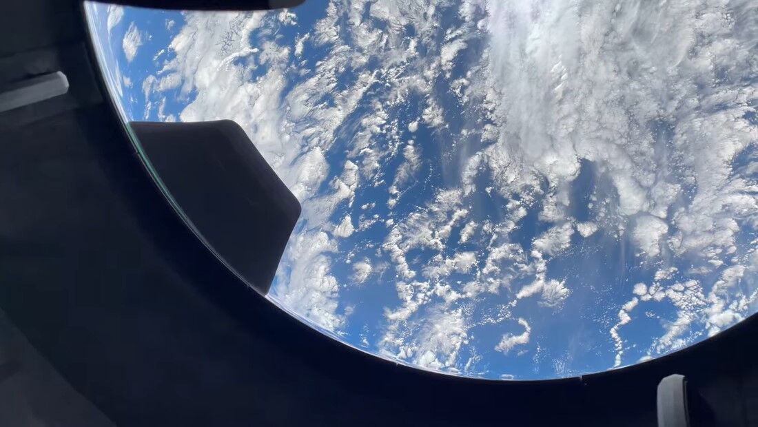 Вид на Землю через вікно корабля Crew Dragon