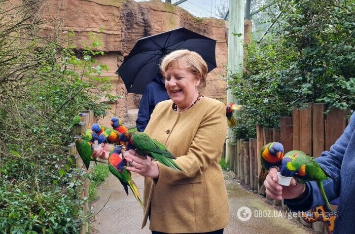 Ангела Меркель в парке птиц