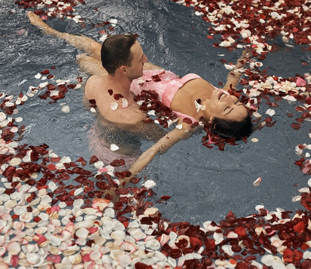 Злата Огнєвіч плаває в басейні з трояндами.