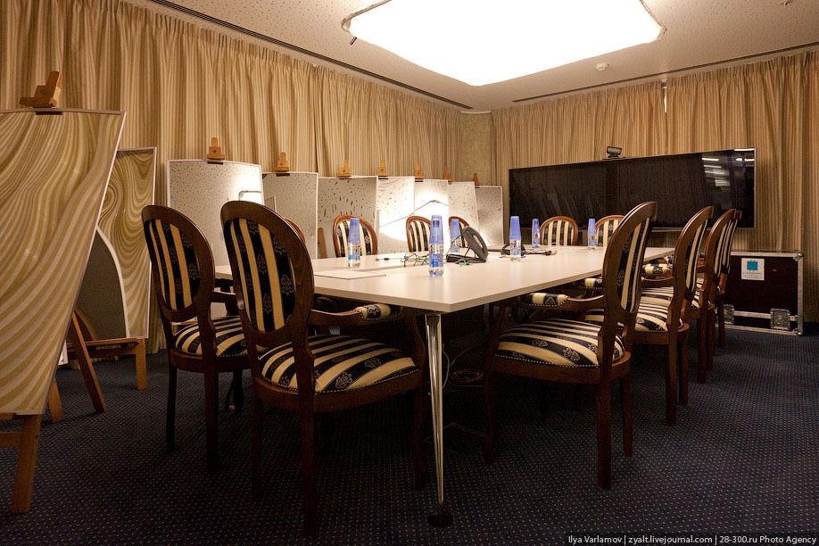 Переговорная "12 стульев", офис Google в Москве
