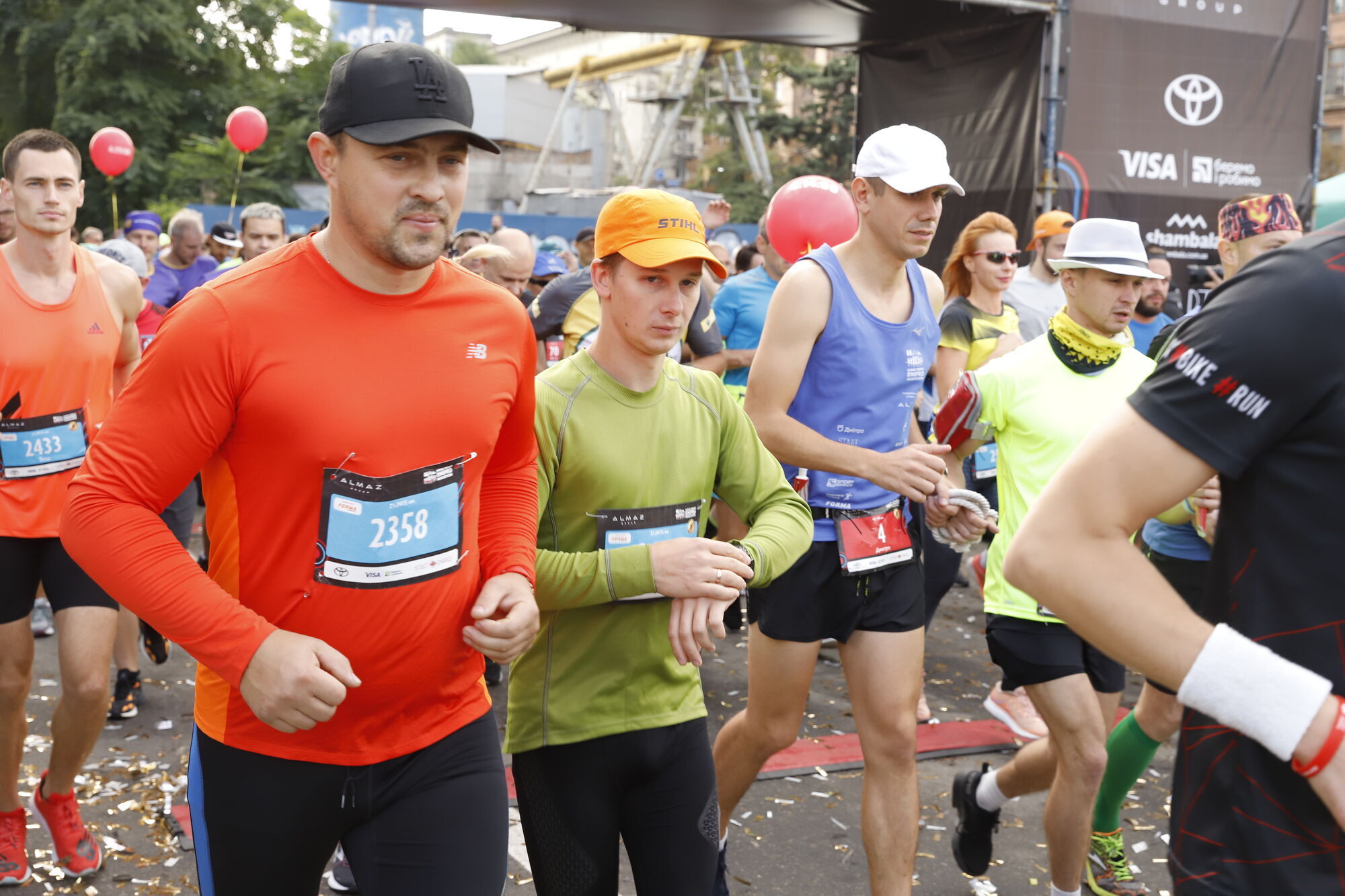 "Берегите здоровье, легких ног!" Филатов дал старт участникам марафона в Днепре