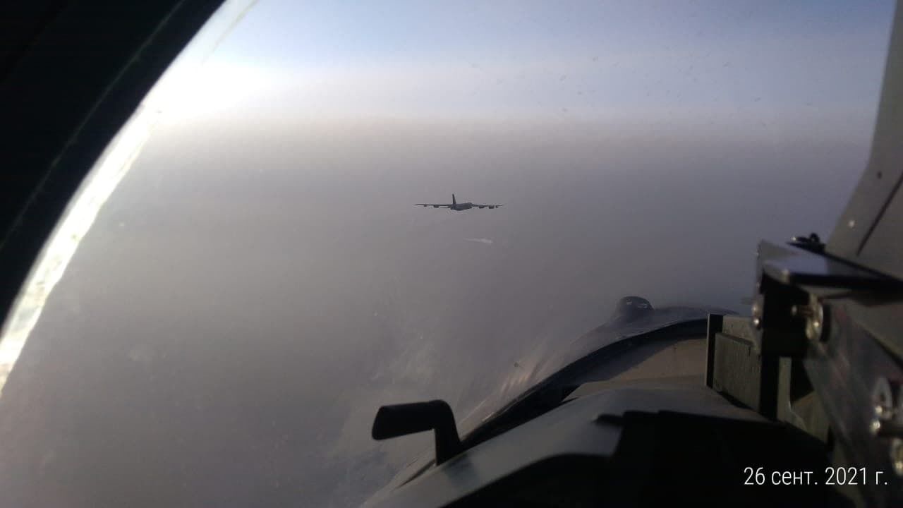 Три російські Су-35С супроводили над Тихим океаном американський бомбардувальник