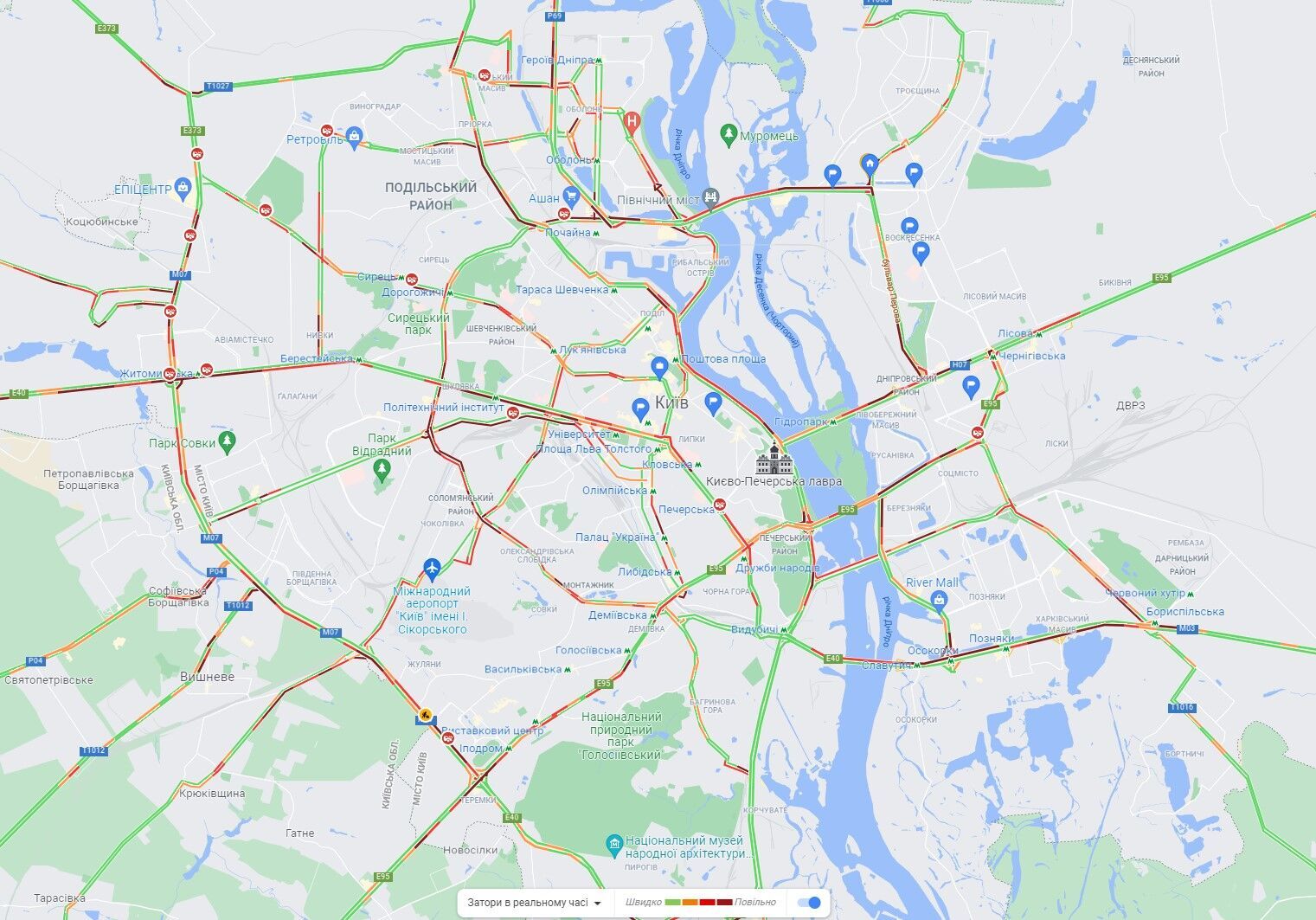 Пробки парализовали движение транспорта в столице.