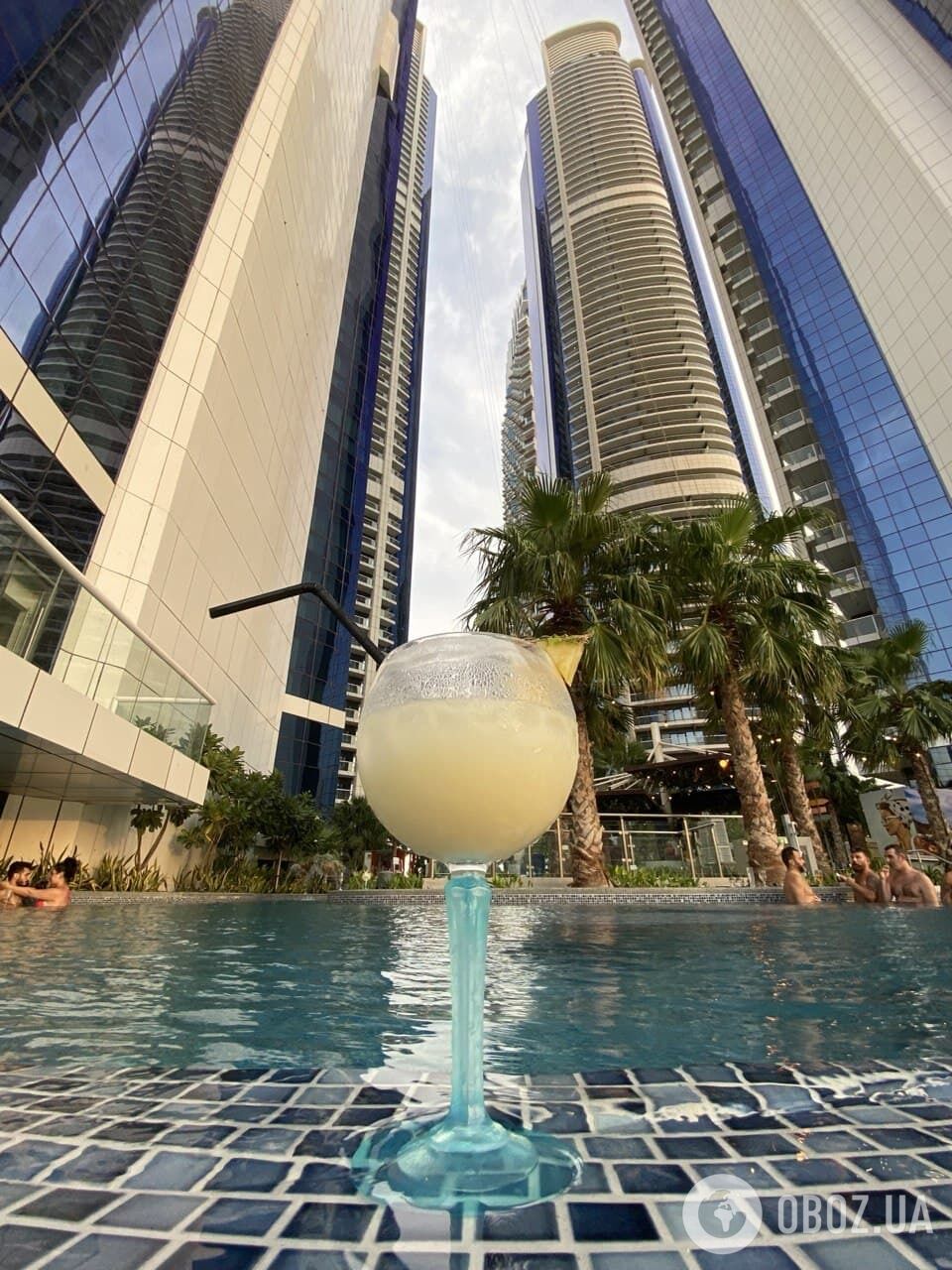 Бассейн в Paramount Hotel Dubai.