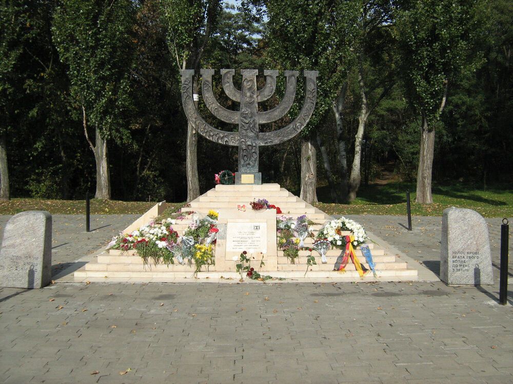 Памятник расстрелянным евреям "Менора"