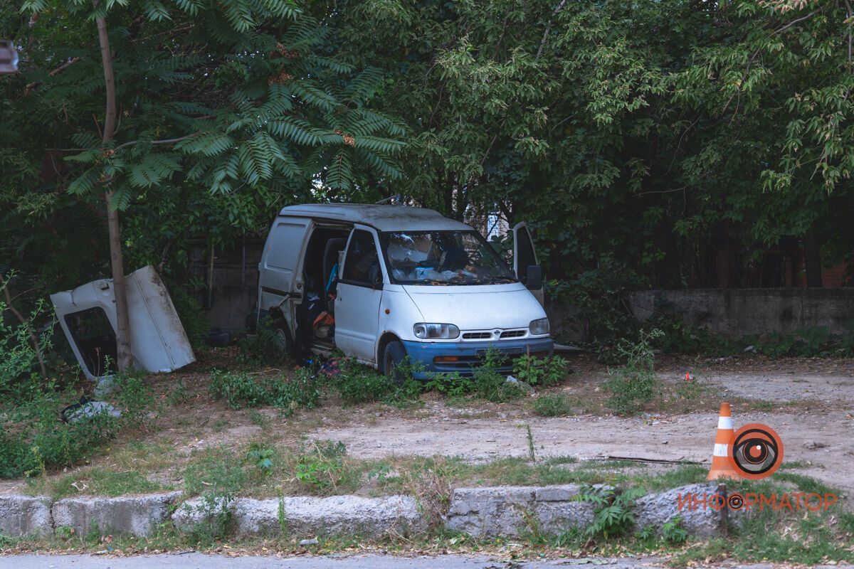 Хлопець жив у старому покинутому автомобілі