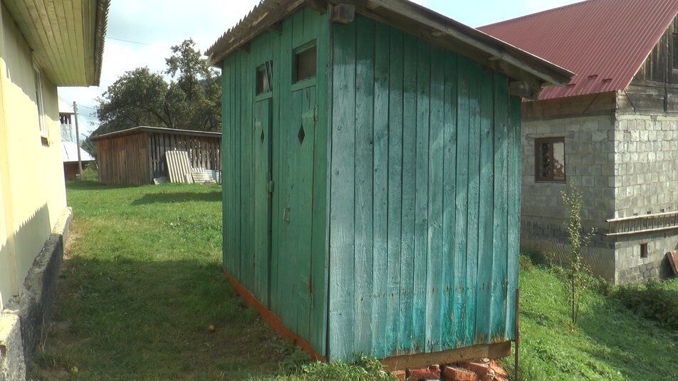 Туалет у Лугівській гімназії, Івано-Франківська область.