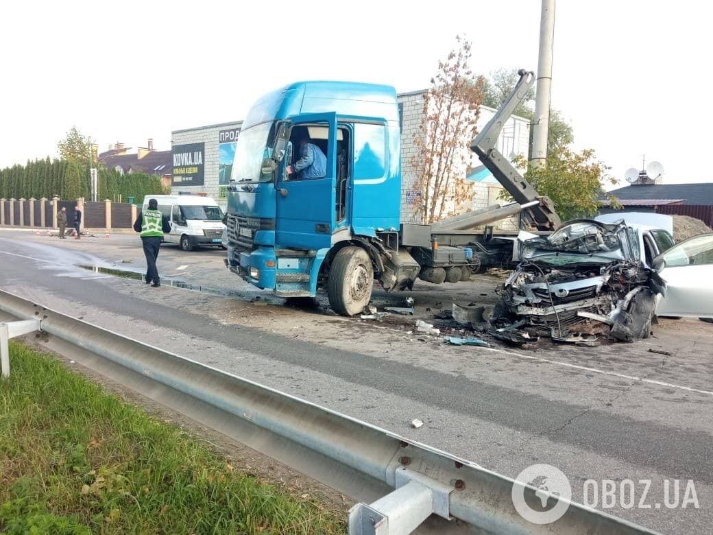 Рух транспорту на місці ДТП ускладнено.