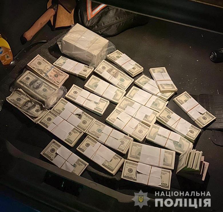 У підозрюваних вилучили 240 тисяч фальшивих доларів.