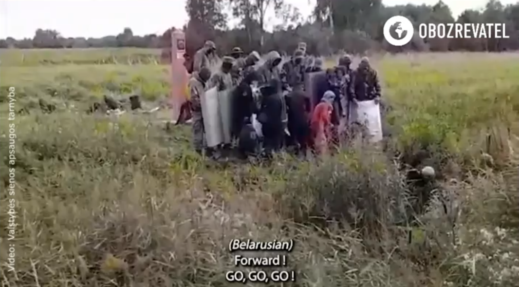Силовики кричали мигрантам, чтобы те уходили.
