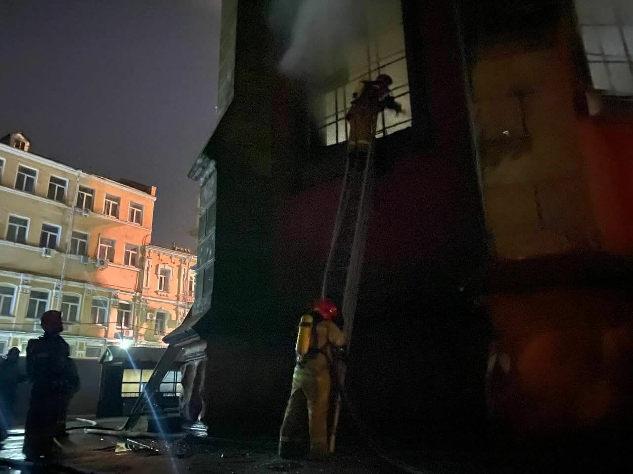 Сотрудники Государственной службы по чрезвычайным ситуациям на месте крупного пожара в костеле
