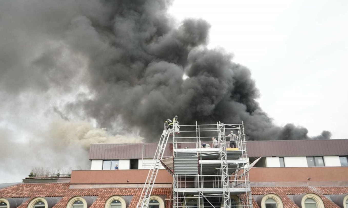 Пожар охватил историческое здание.