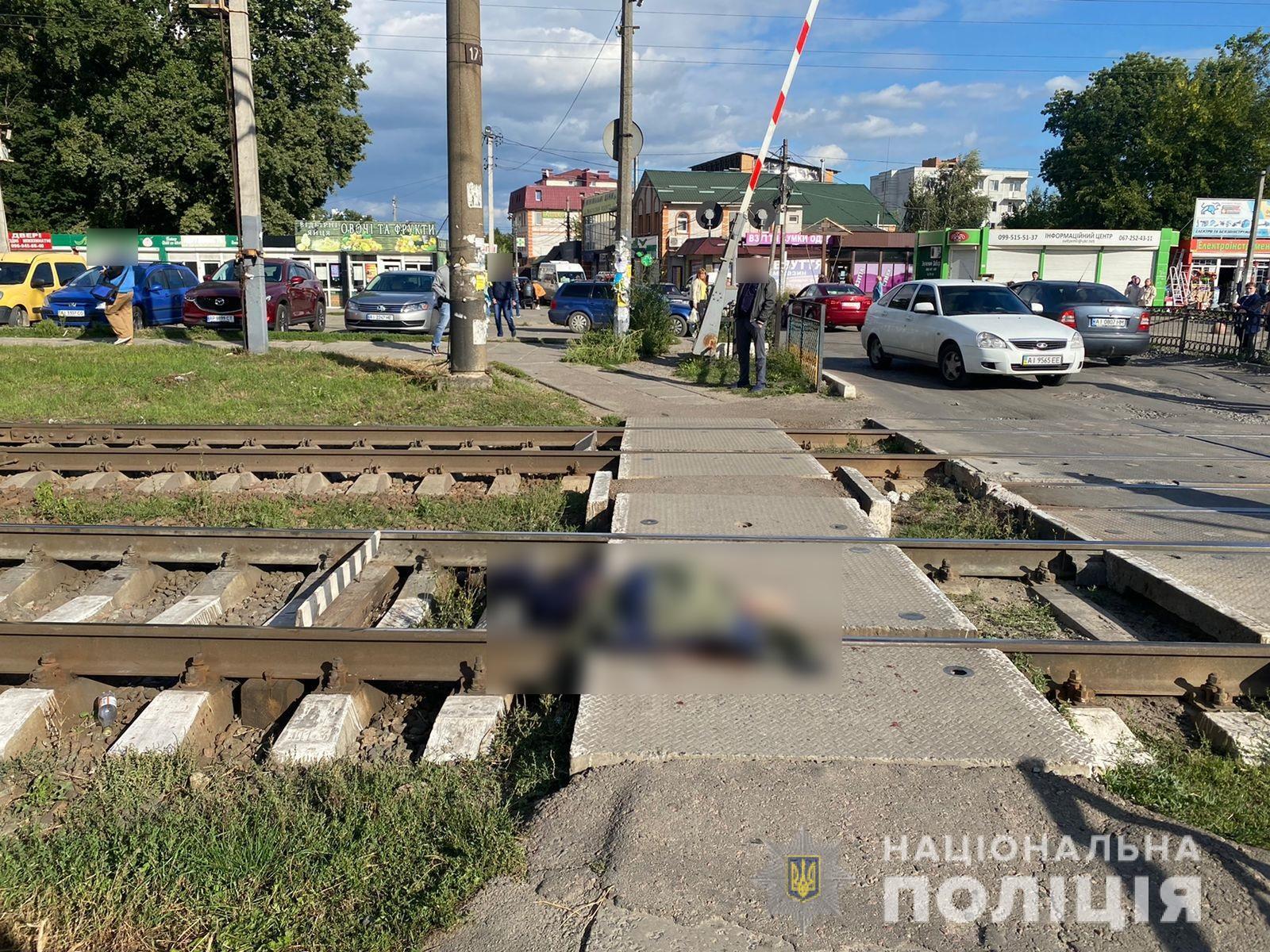 Подросток переходил переезд в неустановленном месте.