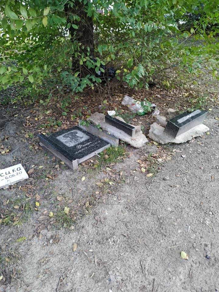 Надгробні плити залишили розкиданими по землі серед сміття