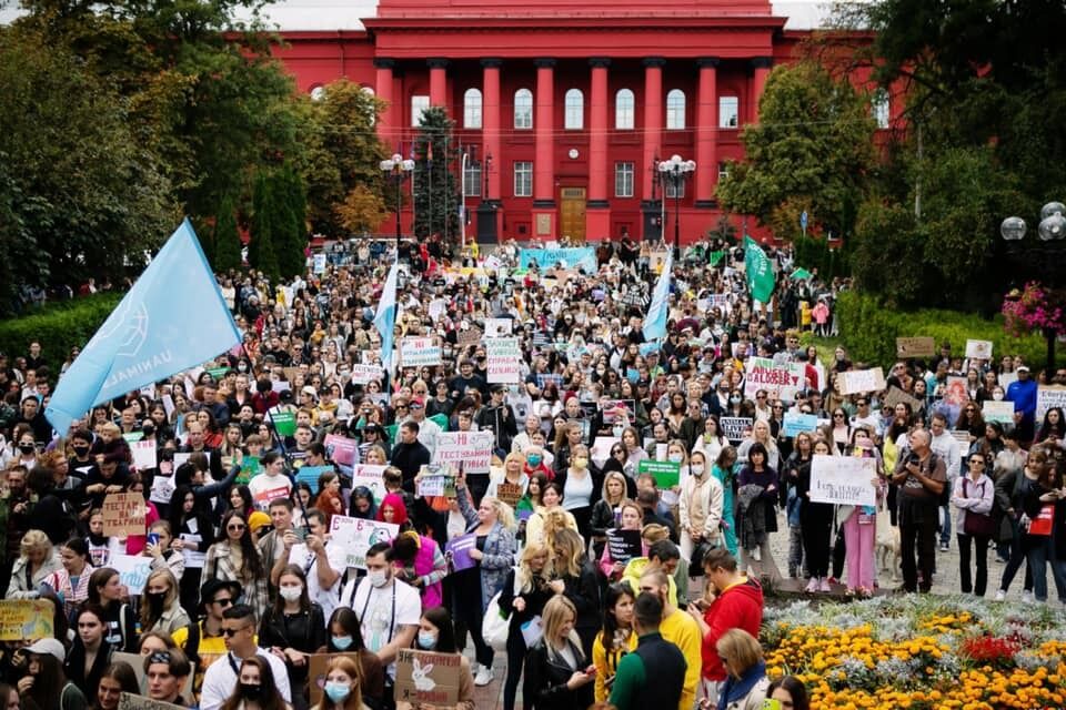 Політики вийшли, щоб висловити протест проти знущання над тваринами