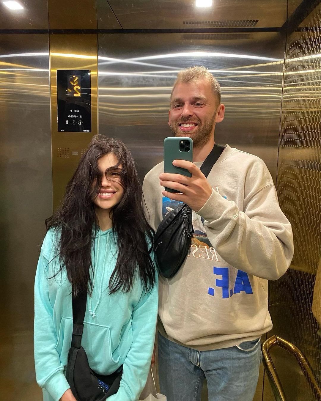 Андрей встречается с Алиной Смирновой, моделью и владелицей небольшого блога в Instagram