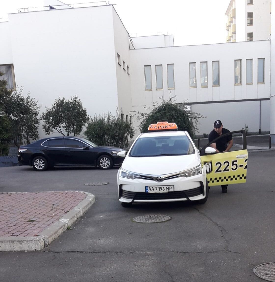 Киевлянка заставила таксиста извиниться перед итальянками.