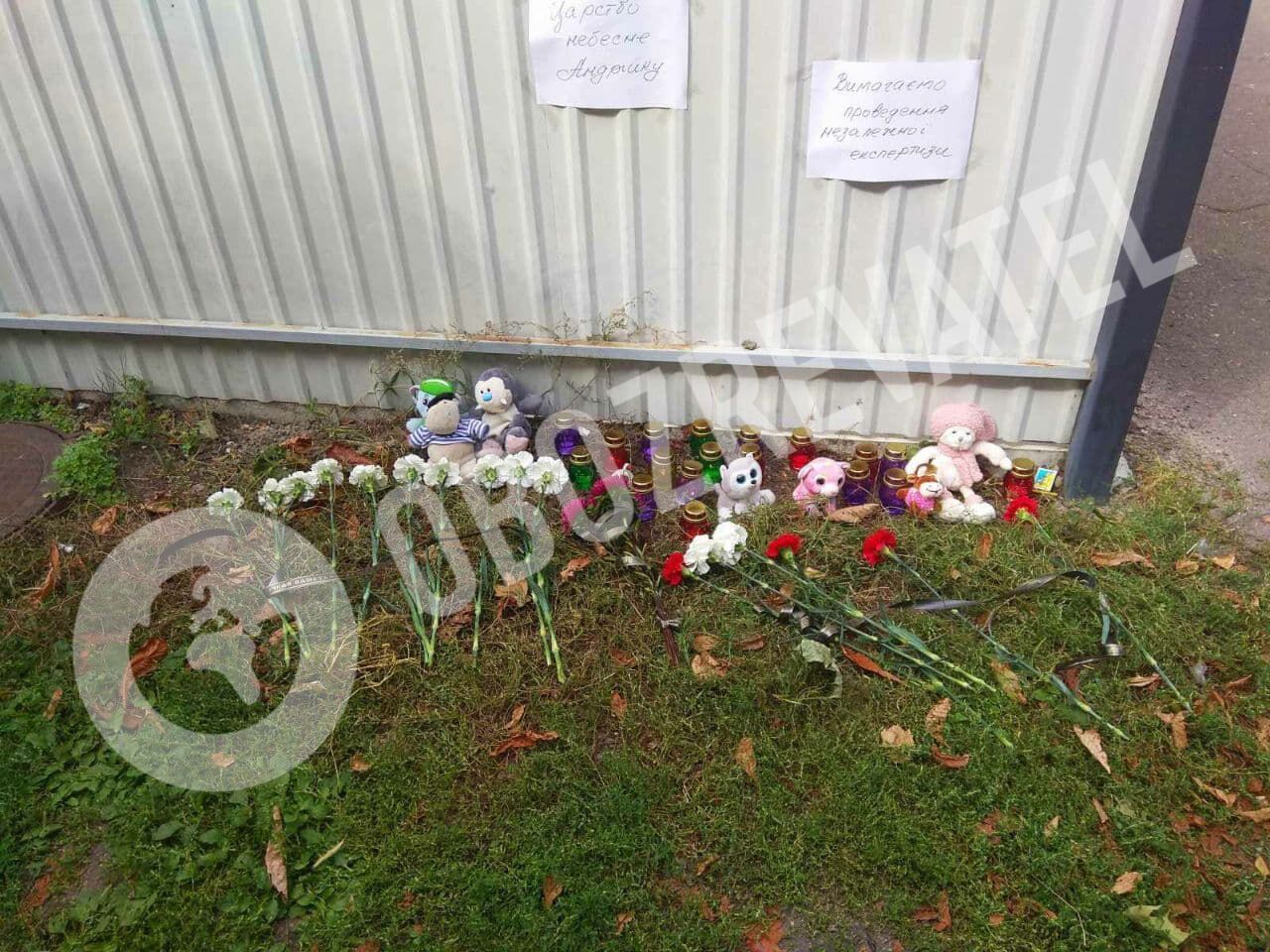 Люди несли цветы и мягкие игрушки к месту трагедии