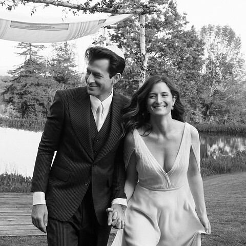 Марк и Грейс поженились.