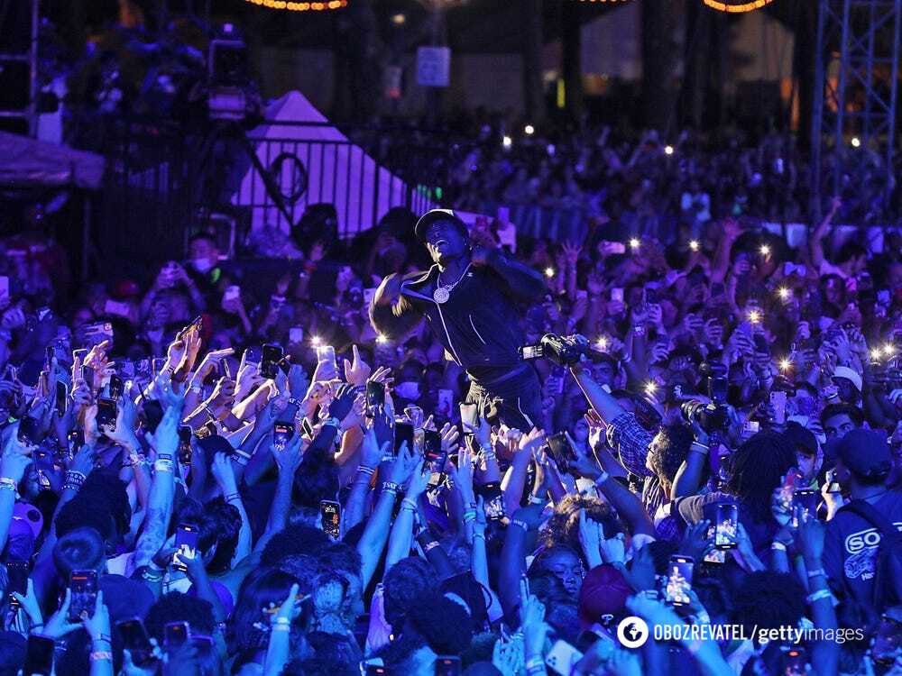 Lil Uzi Vert прыгает в толпу на фестивале Rolling Loud Miami 2021.