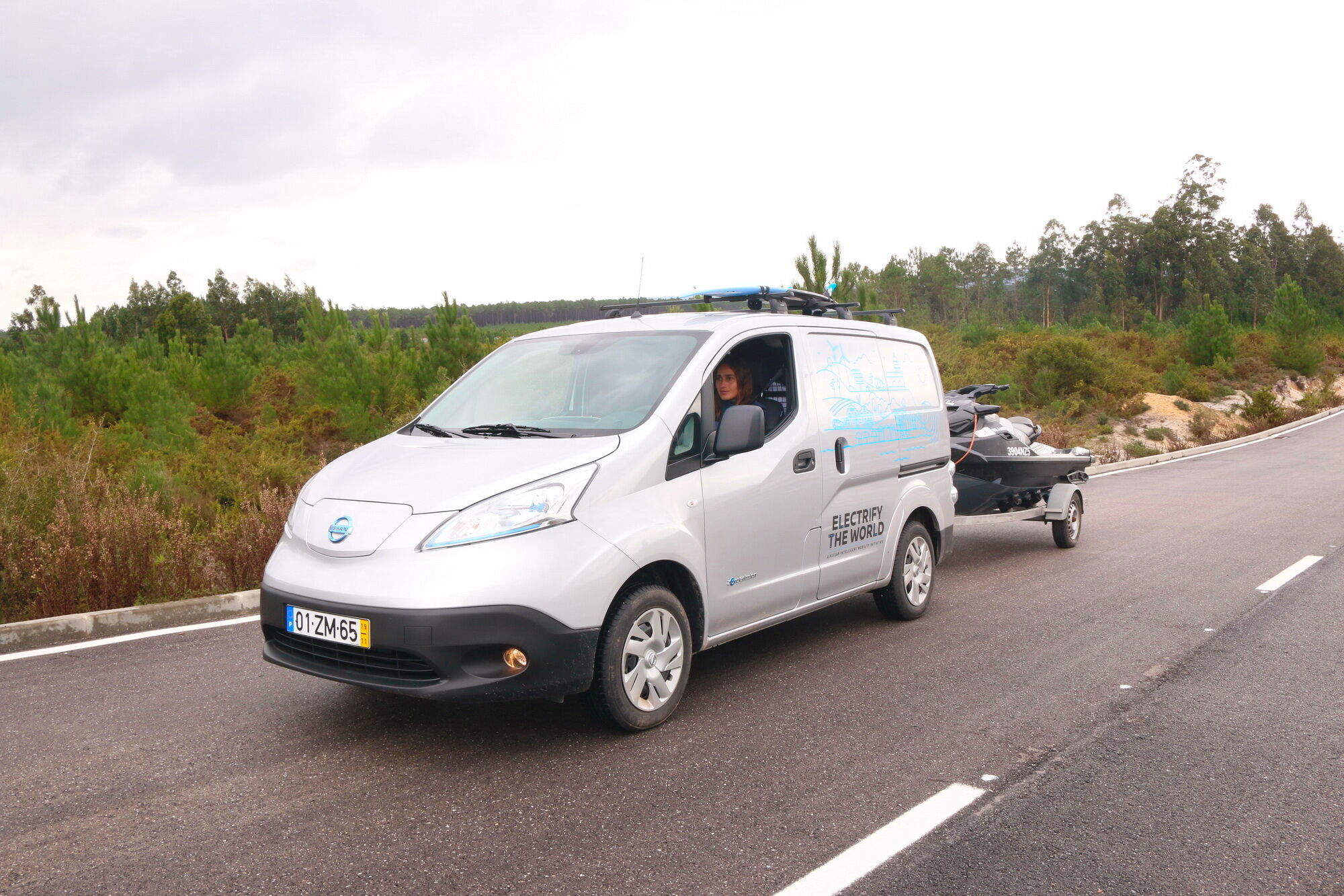 Nissan e-NV200 предлагает преимущества мобильности с нулевыми выбросами коммерческим компаниям и частным клиентам