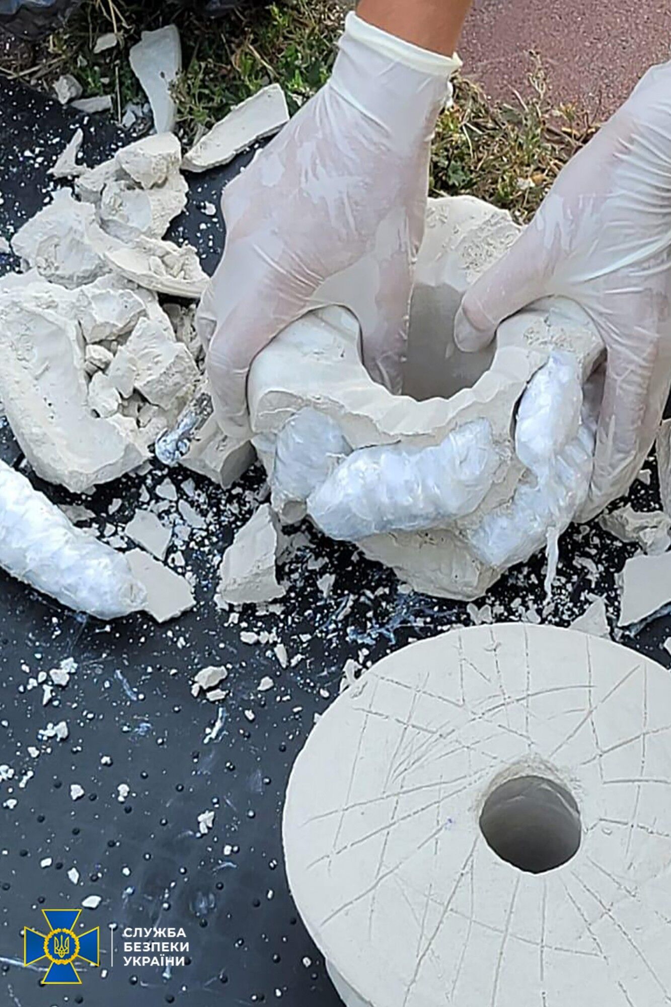 Наркотики прятали в кувшинах и садовых скульптурах.