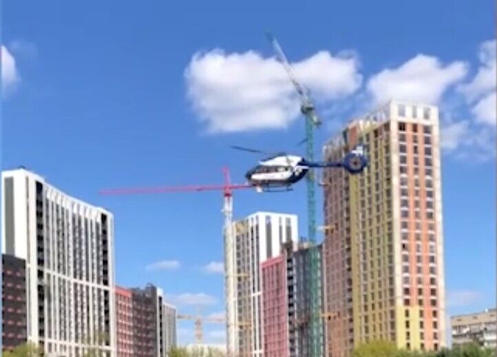 Вертолет приземлился на стадионе "Старт".