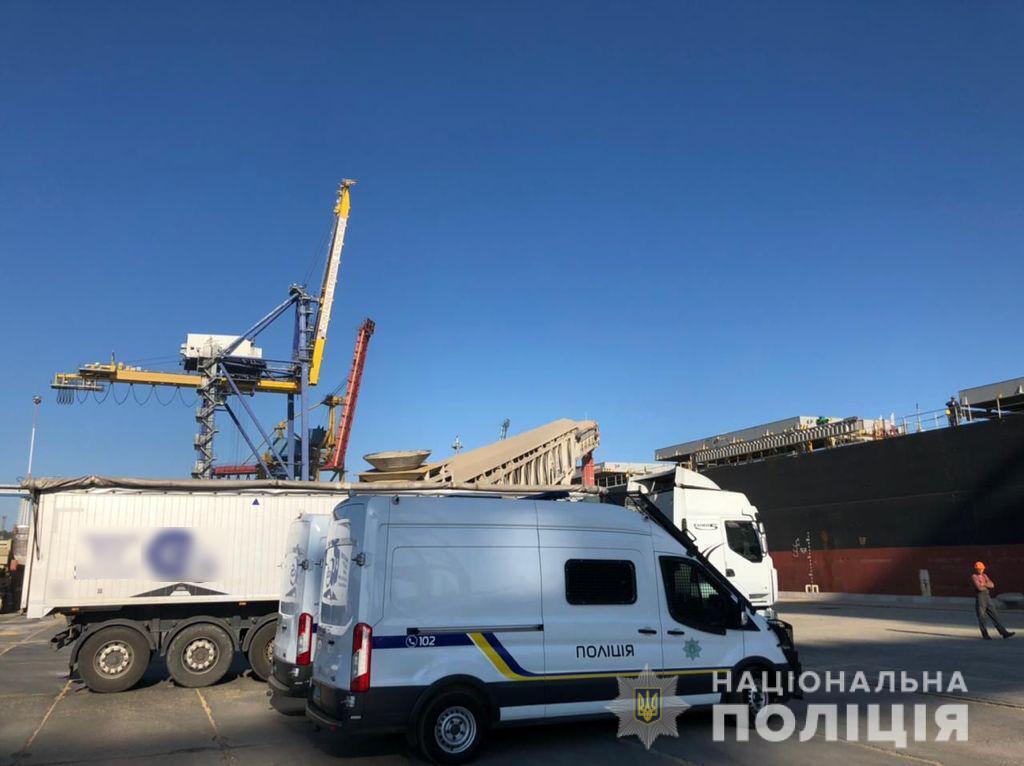Нацполіція показала фото операції в порту "Чорноморськ"
