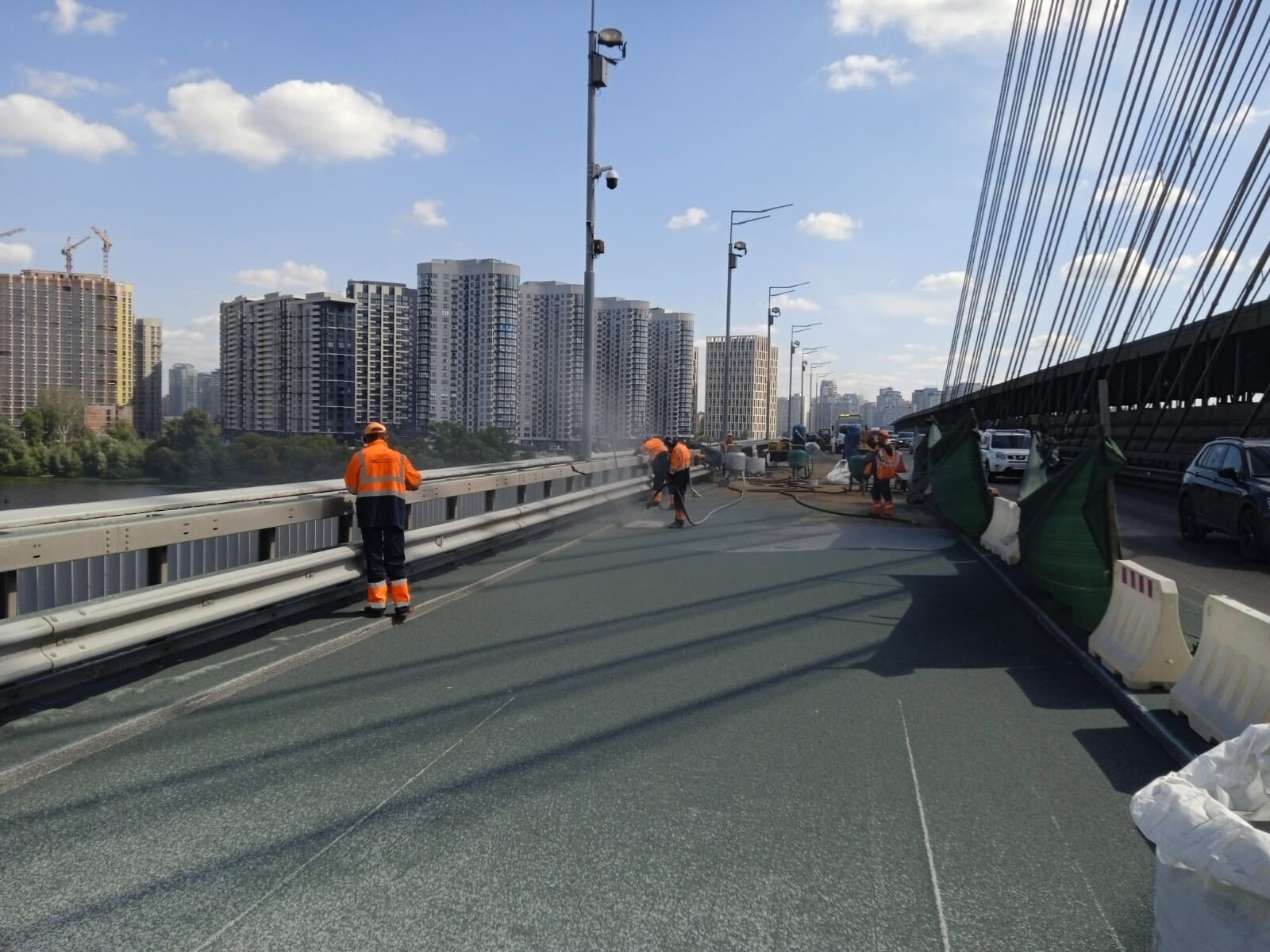 Ремонт на мосту продолжается.