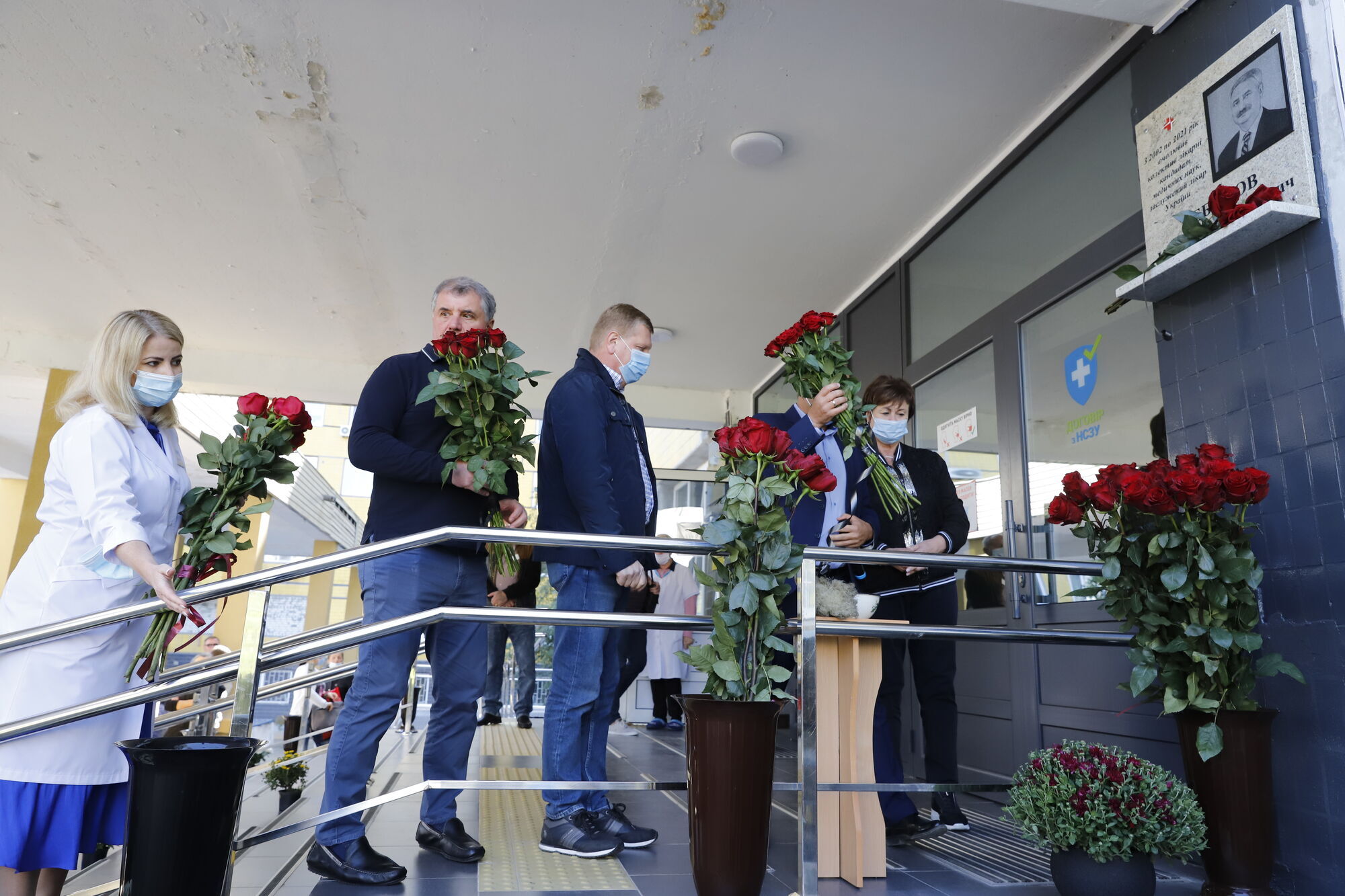 На центральном входе городской клинической больницы № 4 установили мемориальную доску Константину Чебанову