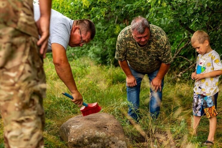 Археологи нашли каменную бабу.