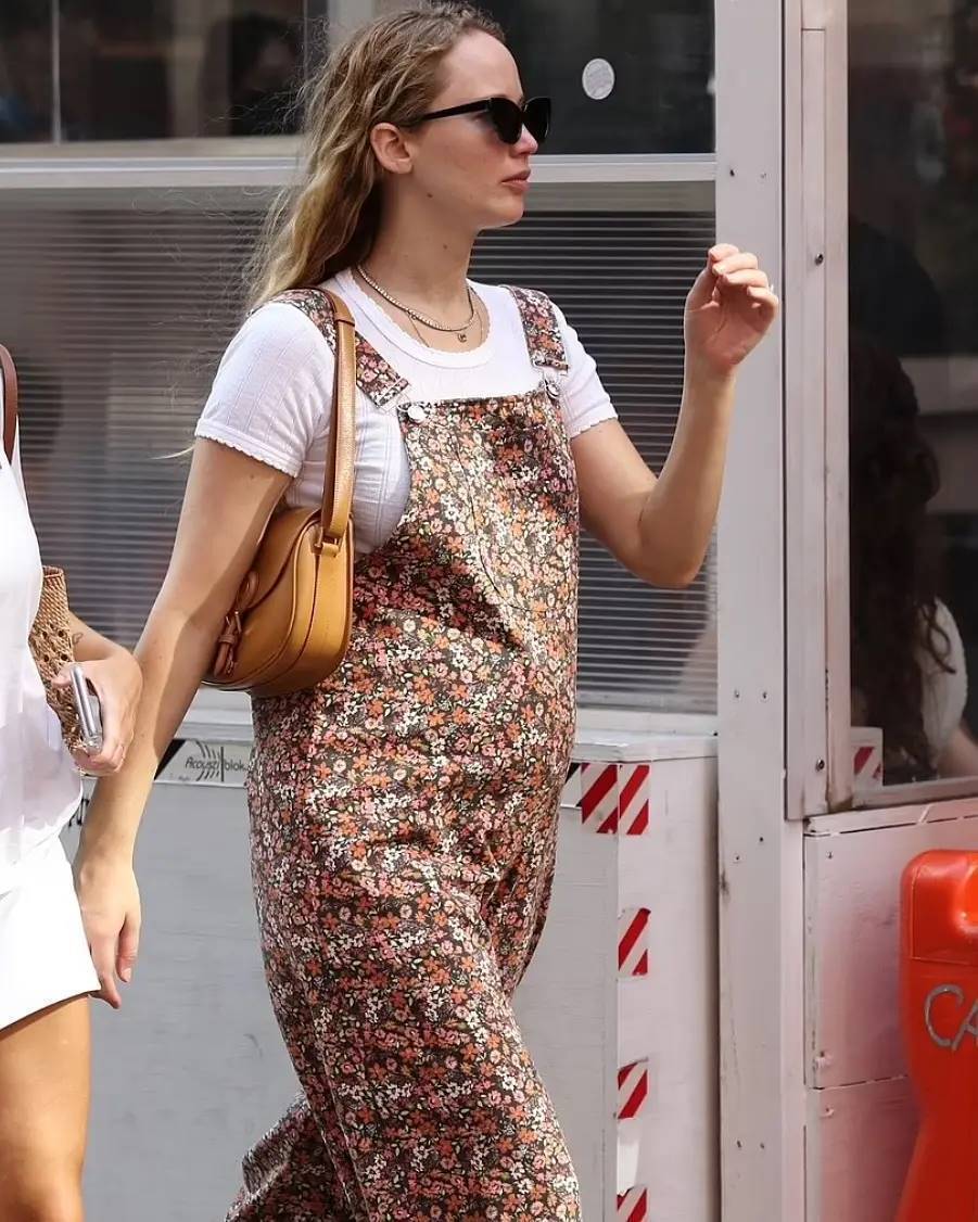 Дженнифер Лоуренс прогулялась по улицам Нью-Йорка.