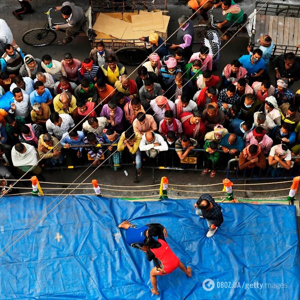 Борцы-любители провели спарринг на придорожном ринге в Калькутте, Индия, 30 января.