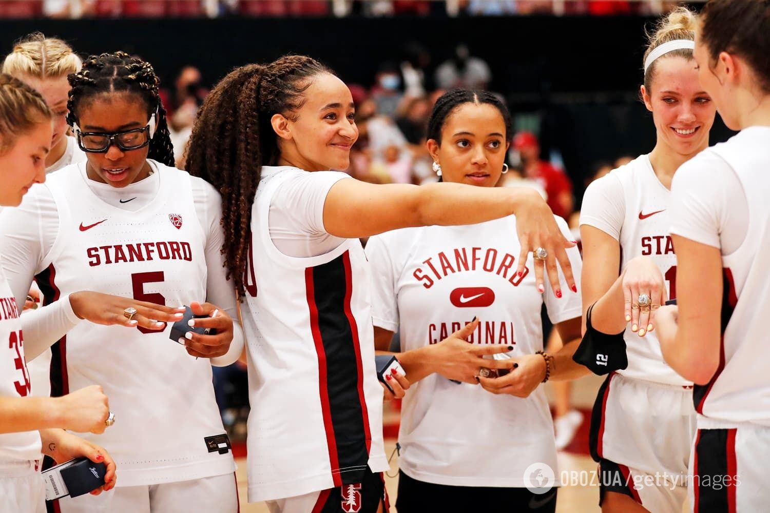 14 ноября на церемонии награждения баскетболисток Стэнфордского университета, включая самого выдающегося игрока Финала четырех Хейли Джонс, были вручены кольца чемпионата страны 2020 года.