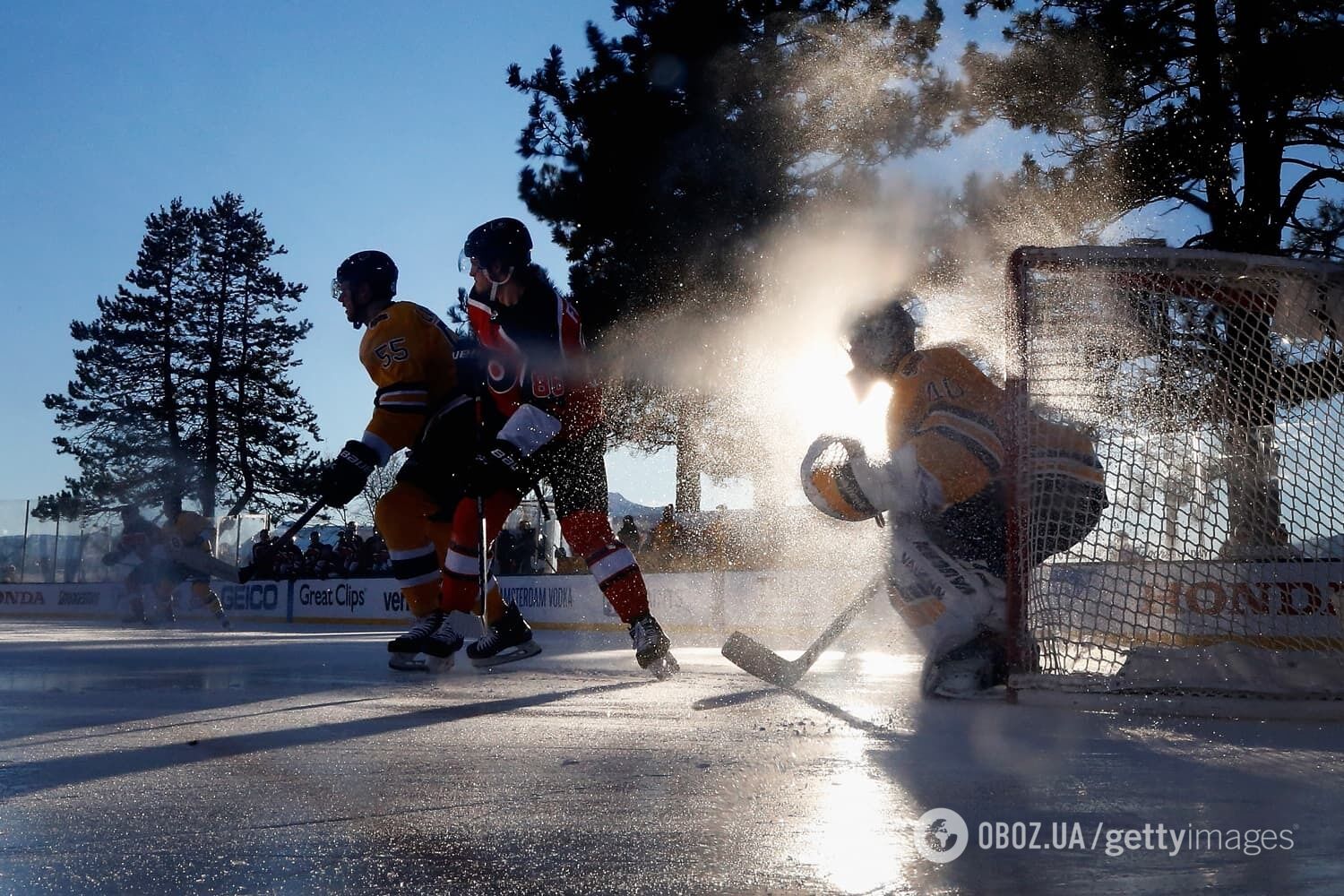 21 февраля "Бостон Брюинз" обыграли "Филадельфия Флайерз" со счетом 7: 3 во второй из двух игр НХЛ регулярного сезона, проводимых на открытом воздухе на озере Тахо.