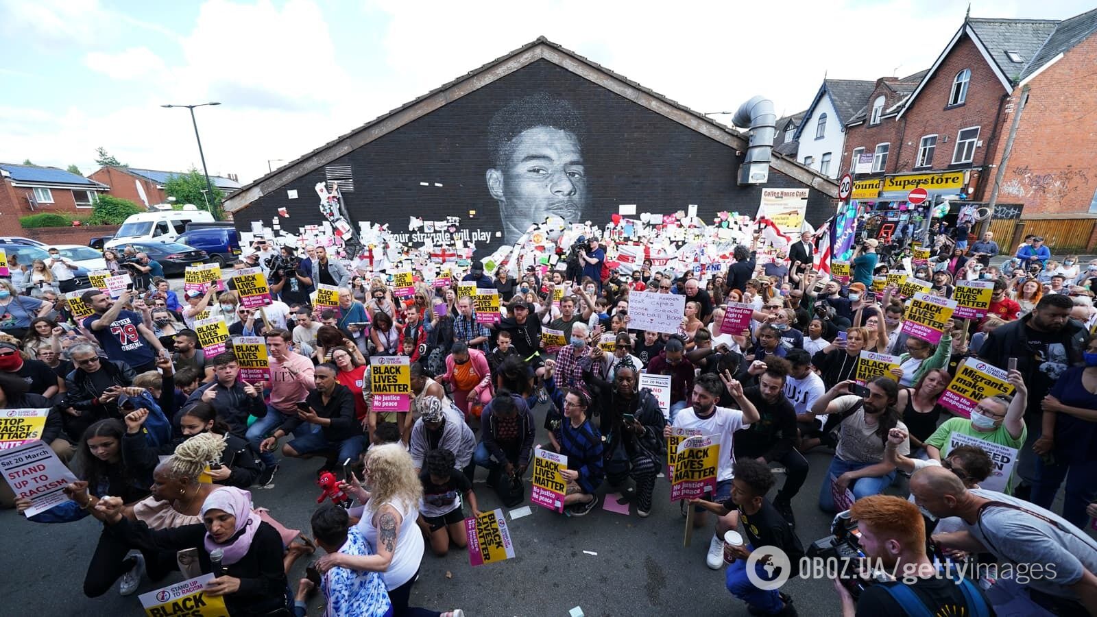 13 июля сотни людей выразили протест против расизма у испорченной фрески в Манчестере, Англия, с изображением Маркуса Рэшфорда, которому угрожали расисты после того, как он не забил пенальти в финале Евро-2020
